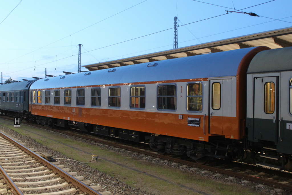 historischer Städteexpress Wagen am Abend des 28.09.2019 im Rostocker Hbf.