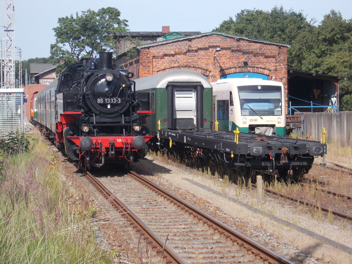 Hochbetrieb am Lokschuppen in Bergen/R�gen am 06.Juli 2017.Links 86 1333,Mitte abgestellte Wagen und Rechts der PRESS VT650 032.