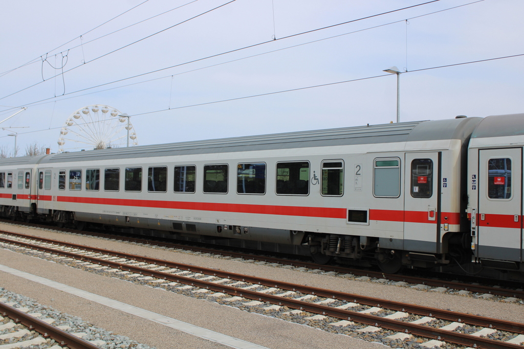 IC-Wagen Bpmmbdz 61 80 84-94 017-9 am 18.04.2021 in Warnemünde. 