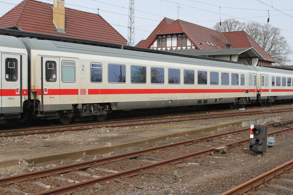 IC-Wagen Bpmmz stand am 30.04.2016 im Bahnhof Warnem�nde.
