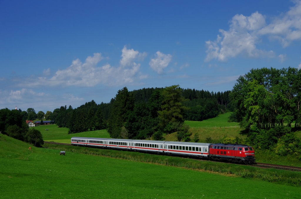 IC2084 Nebelhorn von Oberstdorf nach Augsburg Hbf. D-LOK: 218 495-0 auf KBS970 bei Aitrang (zwischen Günzach und Biessenhofen ) am 30.07.2016.