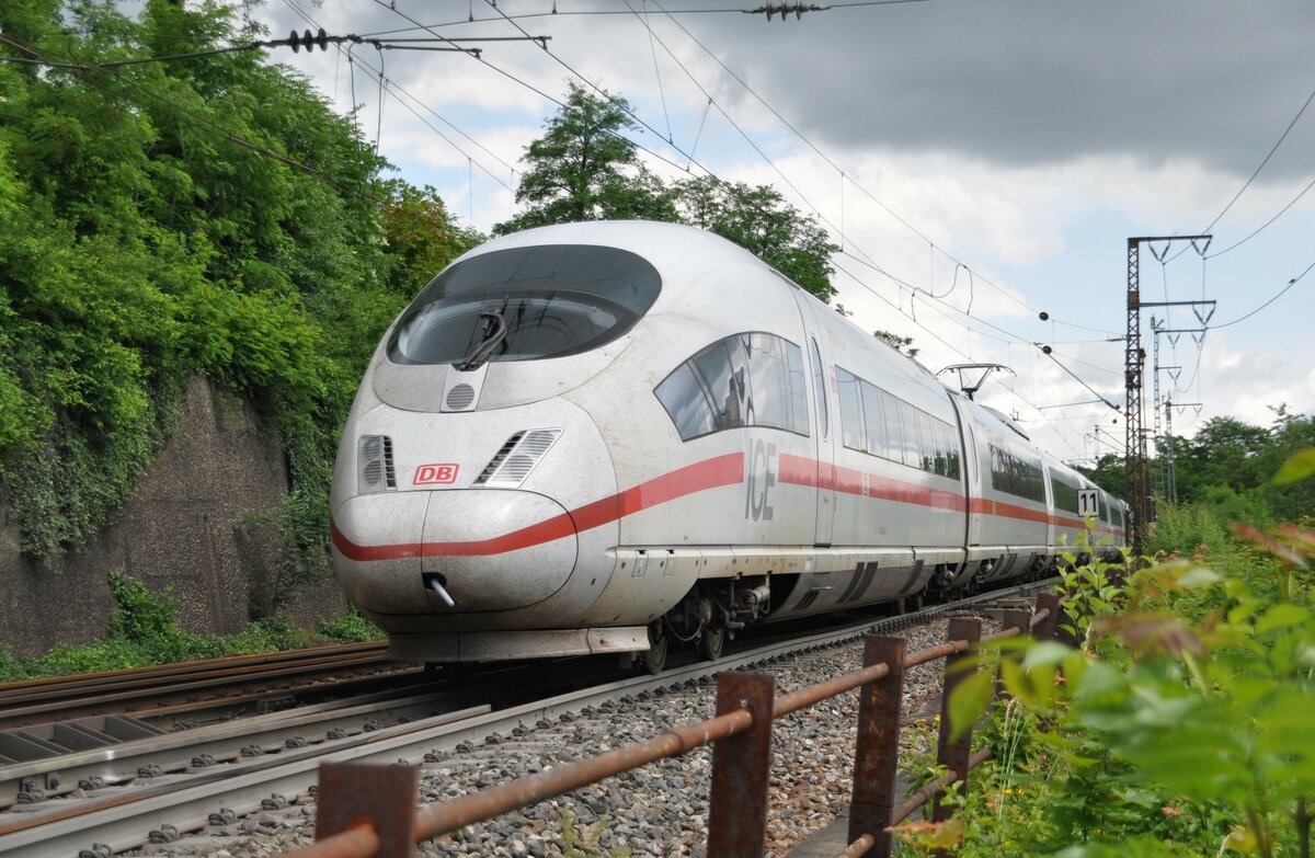 ICE 3  403 525-9 und 403 025-0 fährt aus Ulm aus am 09.06.2012.