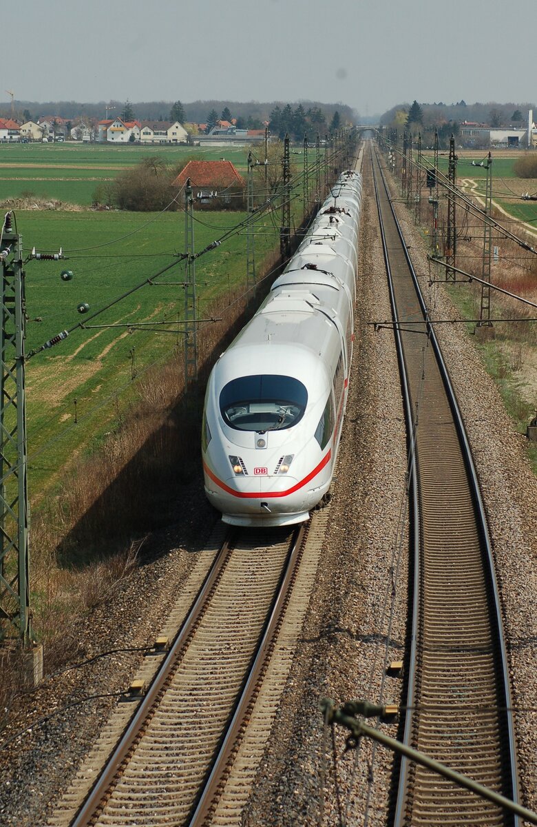 ICE 3 in Neu-Ulm Pfuhl am 09.04.2009.