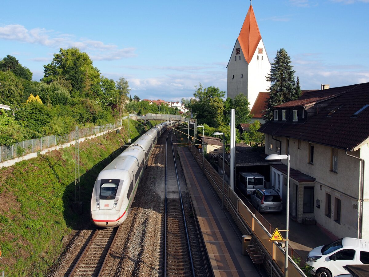 ICE 4 in Lonsee am 03.07.2020. Der ICE mit einem durchgehenden grünen Streifen wurde ausgebessert und hat dabei eine rote Nase erhalten.