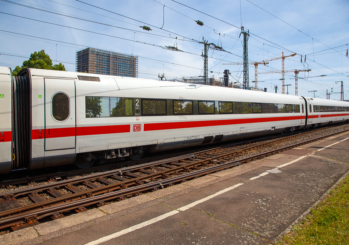 
ICE1 – 2.Klasse Mittelwagen 802 386-3 (93 80 5802 386-3 D-DB) als Wagen Nr. 3 vom ICE 1 - Tz 72  Aschaffenburg  am 01.06.2019 bei der Durchfahrt im Bahnhof Köln Messe/Deutz.

Der Wagen wurde 1991 von MAN unter der Fabriknummer 170134 gebaut.

Die 2.Klasse Mittelwagen der Baureihe 802.3 (Bvmz), verfügen über ein Großraumbereich (47 Sitzplätze) in 2+2-Bestuhlung, mit vier Tischen (mit je 4 Vis-à-vis-Plätze). In der zweiten Wagenhälfte befinden sich vier Abteile mit je sechs Sitzplätzen (= 24 Sitzplätze), sowie zwei Toiletten. So finden 71 Reisende einen Sitzplatz, vor der Modernisierung der ICE-1-Züge fanden 66 Reisende hier einen Sitzplatz. 

Der Sitzabstand im Bereich der Reihensitze lag ursprünglich bei 1.025 mm, die Rückenlehnen der zweiten Klasse ließen sich um 40 Grad verstellen. Die Sitze wiesen eine Breite von 480 mm auf.

Im Zuge der ersten ICE-1-Serie (41 Triebzüge) wurden 246 Wagen dieser Gattung bestellt.

TECHNISCHE DATEN:
Spurweite:  1.435 mm (Normalspur)
Gattung: Bvmz
Länge: 26.400 mm
Drehgestelle: MD 530 (bis 300 km/h)
Achsabstand im Drehgestell: 2.500 mm
Raddurchmesser: 920 mm (neu) / 860 mm (abgenutzt)
Leergewicht:  53 t
Sitzplätze: 71 (vor Umbau 66)
