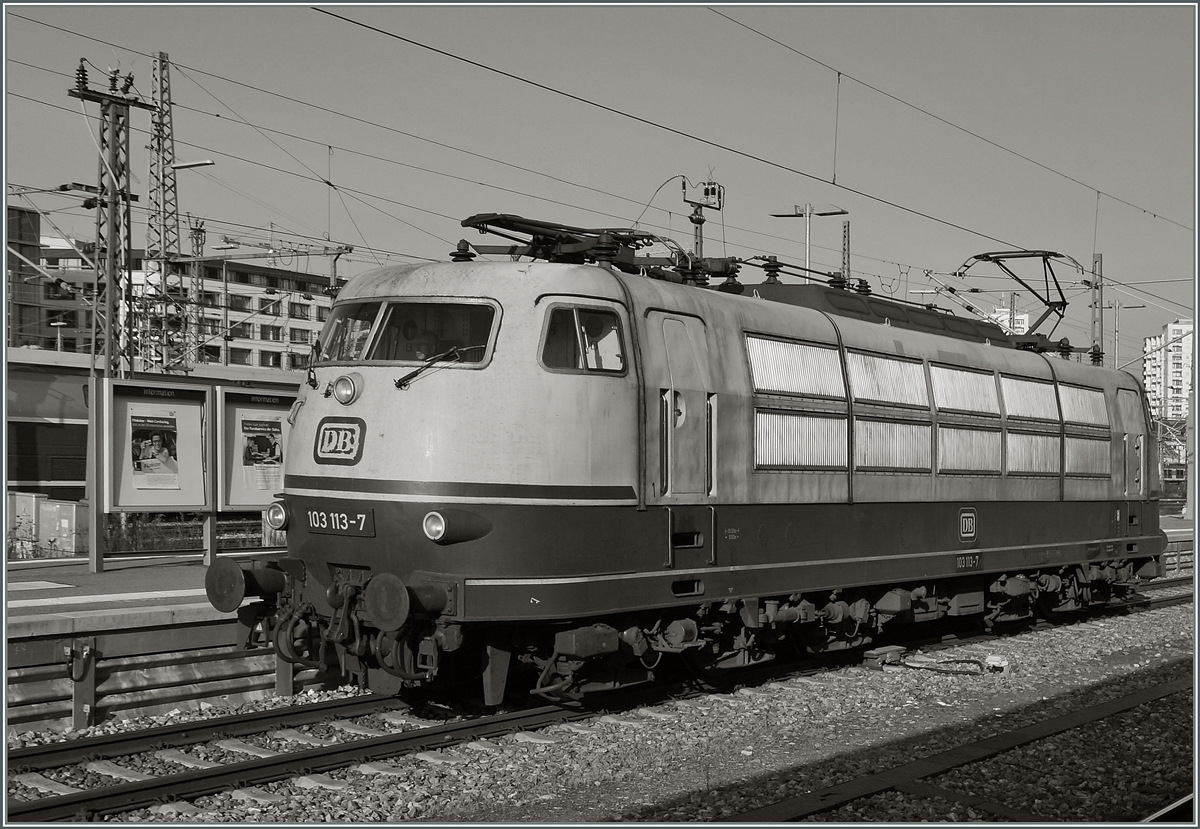 Ich finde selbst in S/W eine zeitlose Schönheit: die DB E 103. Die DB 103 113-7 in Stuttgart. 28. Nov. 2014