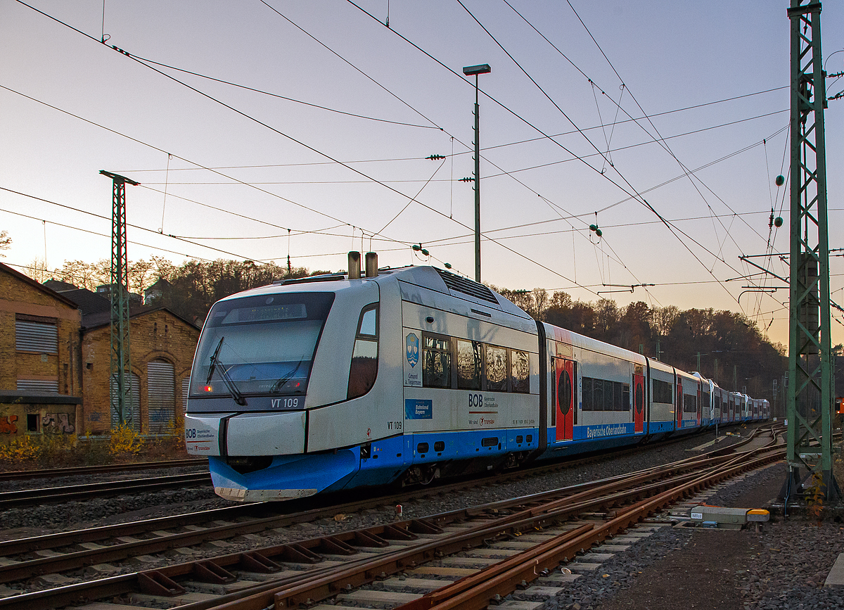 
Ich war schon sehr überrascht sie hier oben in der Mitte Deutschlands zu sehen, aber nun weiß ich warum, denn sie gehen ins Rheinland zur Regiobahn GmbH (Regionale Bahngesellschaft Kaarst-Neuss-Düsseldorf-Erkrath-Mettmann-Wuppertal mbH). 

Die Bayerische Oberlandbahn (BOB) ersetzte zwischen Juni und Juli 2020 alle 17 Integral-Züge sukzessive mit Neufahrzeugen vom Typ Alstom LINT. Gründe hierfür sind unter anderem die wesentlich höhere Umweltfreundlichkeit der Neufahrzeuge (um 86 % verringerter Stickoxid-Ausstoß gegenüber den Integral-Zügen), die zudem erhebliche Fortschritte im Fahrgastkomfort durch eine deutlich reduzierte Lärmbelastung versprechen. Auch ist die Ersatzteilversorgung für die Integral-Züge seit der Insolvenz  der Integral Verkehrstechnik AG (Jenbach) im Jahre 2001 stark eingeschränkt. Des Weiteren lassen sich die Züge der Typen Integral und LINT nicht untereinander koppeln, was gerade im Flügelungssystem der BOB unpraktisch ist. Nach der Ausmusterung wird ein Teil der Fahrzeuge an die Regiobahn GmbH in Mettmann abgegeben. Mit dem Fahrplanwechsel im Dezember 2020 sollen die Fahrzeuge dort die bisherige Fahrzeugflotte vom Typ Talent vollständig ersetzen. Dort sollen sie auf der Regiobahn-Strecke Kaarst–Düsseldorf–Mettmann eingesetzt werden. Die ersten drei Integral erreichten ihre neue Heimat in Mettmann im September 2020, wobei die Integral nur eine Übergangslösung sein sollen, da die Strecke elektrifiziert werden sollen. Und dies hier ist wohl ein weitere Lieferung:

Drei Integral S5D95 noch im Outfit und mit Registrierung der Bayerische Oberlandbahn (BOB) auf Überführungsfahrt fahren am späten Nachmittag des 27.11.2020 durch Betzdorf (Sieg) in Richtung Köln. Es waren der VT104 „Bayrischzell“, der VT111 „Tegernsee“ und der VT 109 „Gmund am Tegernsee“ 
