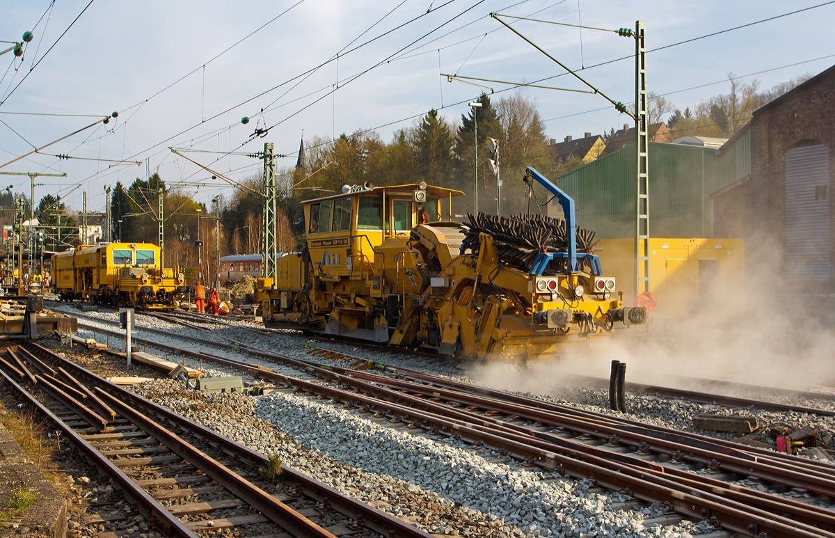 Ich war berrascht, wie weit man an der Baustelle im Bahnhof Betzdorf/Sieg noch einem Tag wieder war....
Hier sind am 28.03.2014 nun bereits die Deutsche Plasser Schotterverteil- und Planiermaschine SSP 110 SW (Schweres Nebenfahrzeug Nr. 97 16 40 549 18 - 6) und dahinter die Plasser & Theurer Universalstopfmaschine 08 - 275 Unimat 3S Y (Schweres Nebenfahrzeug Nr. 97 43 41 523 17 - 9) der DGU (Deutsche Gleisbau Union) im Einsatz.
