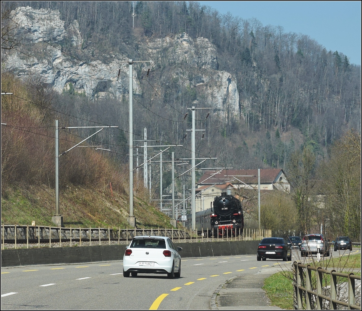 IGE-Abschiedsfahrt vom  Blauen Fernschnellzug . 

01 202 wird nach Basel gezogen, hier bei Soyhières, nominell aber noch in Delsberg. März 2019.