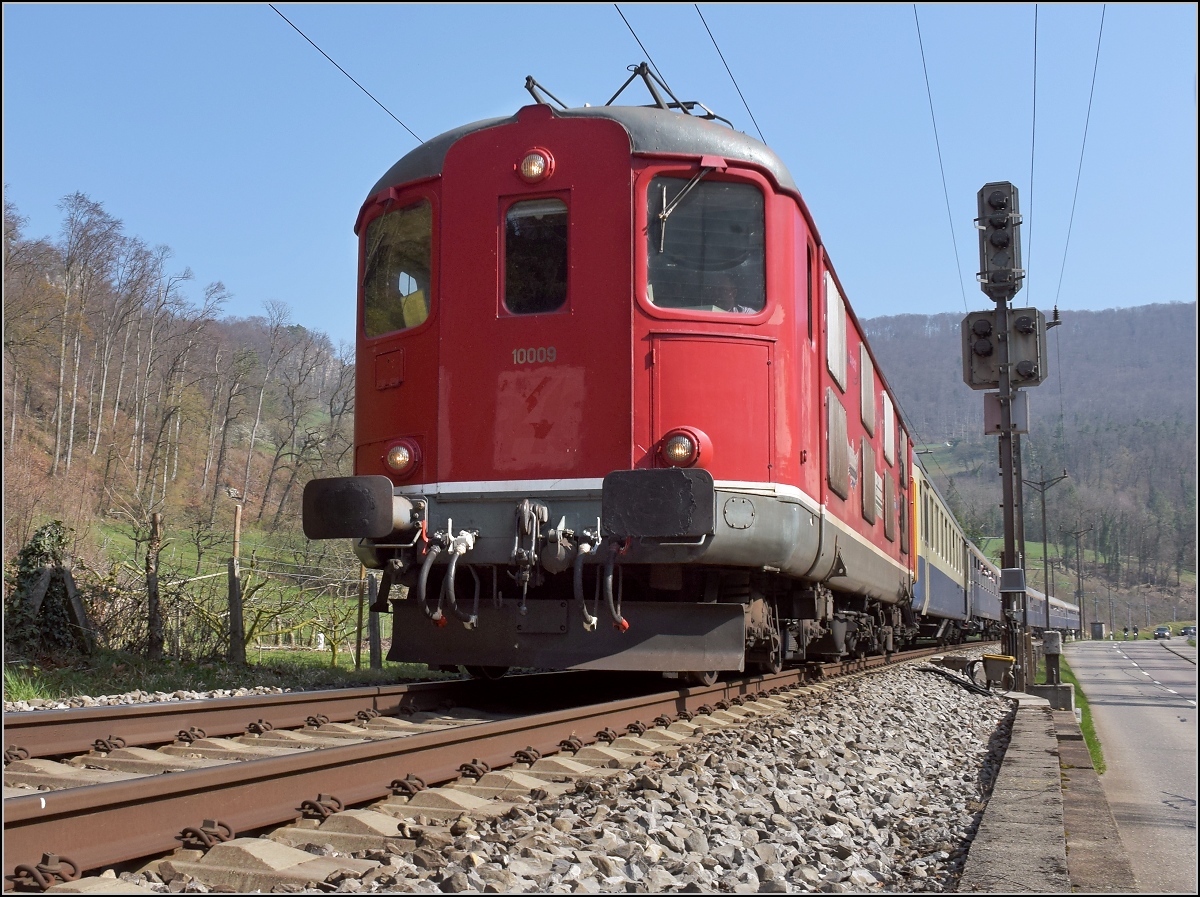 IGE-Abschiedsfahrt vom  Blauen Fernschnellzug . 

Der Schnellzug kurz vor dem Angensteintunnel, da ich in Delsberg überrascht feststellte, nicht die Lok wendete Richtung Basel, sondern der Zug, kam nur die Südseite in Frage. Re 4/4 I 10009 fuhr voraus. Aesch, März 2019.