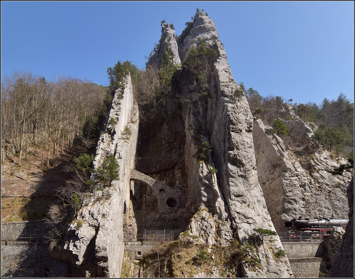 IGE-Abschiedsfahrt vom  Blauen Fernschnellzug . 

Durchfahrt 01 202 durch die bekannte Juraklus bei Moutier/Münster, eine kleine Sequenz. März 2019.