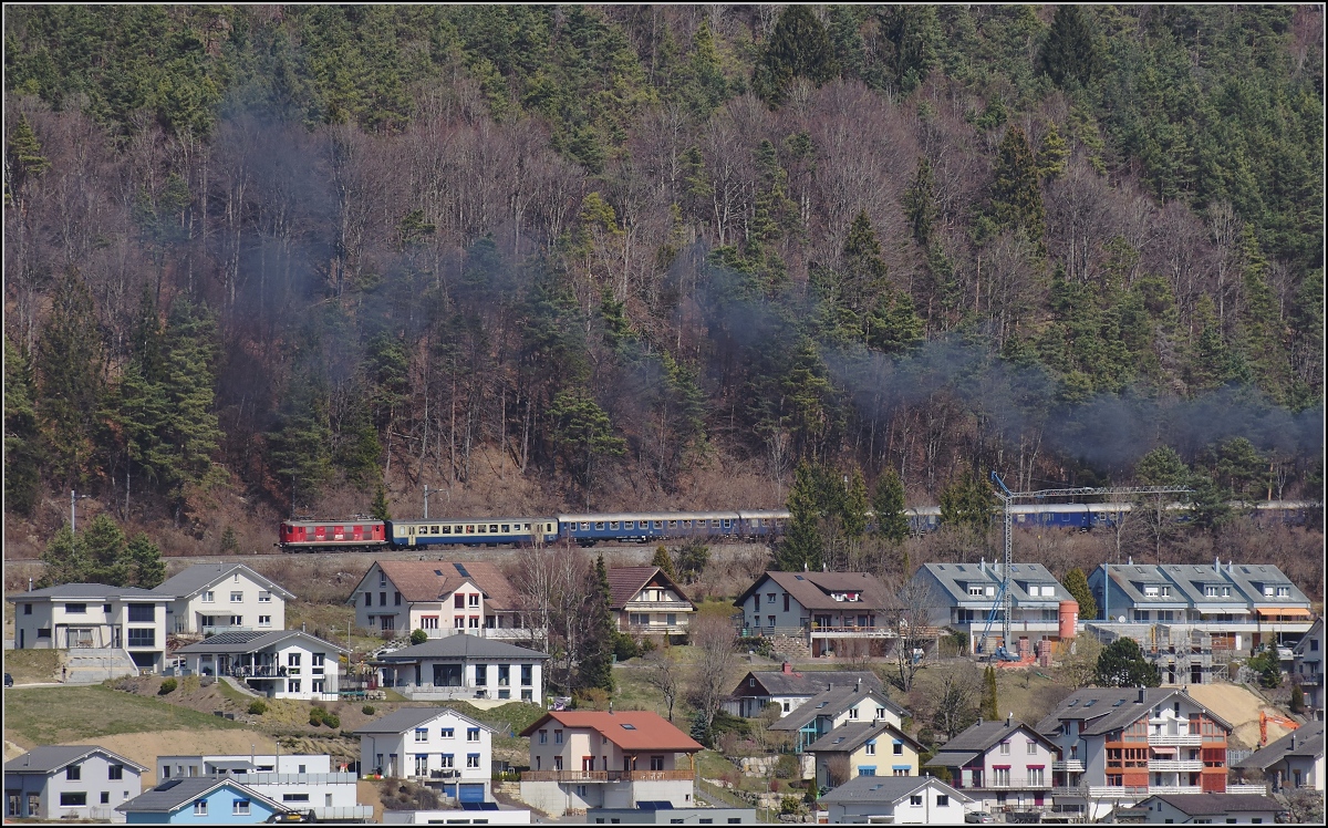 IGE-Abschiedsfahrt vom  Blauen Fernschnellzug . 

Oberhalb von Sanceboz-Sombeval schiebt Re 4/4 I 10009 den Zug Richtung Col Pierre Pertuis nach. März 2019.