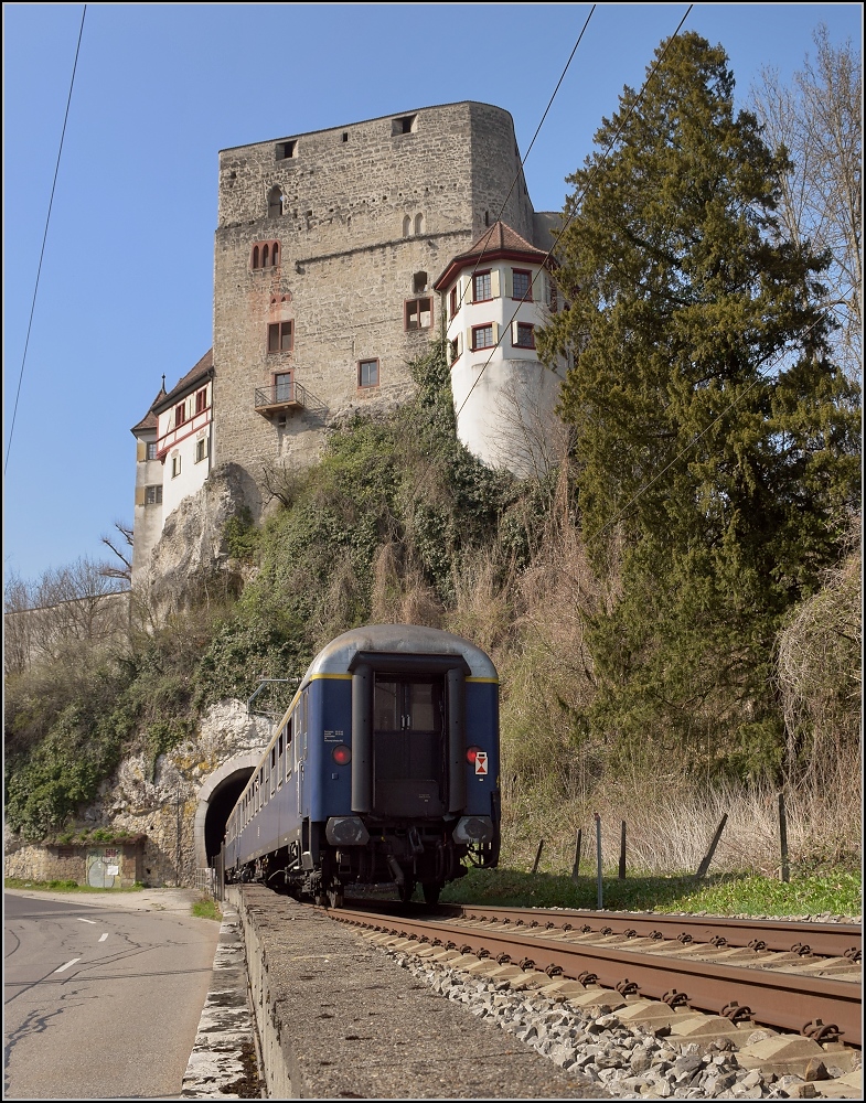 IGE-Abschiedsfahrt vom  Blauen Fernschnellzug . 

Ziemlich überrascht musste ich feststellen, da fehlt doch was, denn am Ende des Zuges sollte 01 202 hängen. So verschwindet hier nicht 01 202 unter Angenstein, sondern der blaue Fernschnellzug entschwindet in der Schweiz. 01 202 hatte wohl irgendwo zwischen den letzten Fotos bei Delsberg und hier am Schloss Angenstein einen Schaden erlitten und konnte mit dem Zug nicht mehr weiterfahren. Aesch, März 2019.