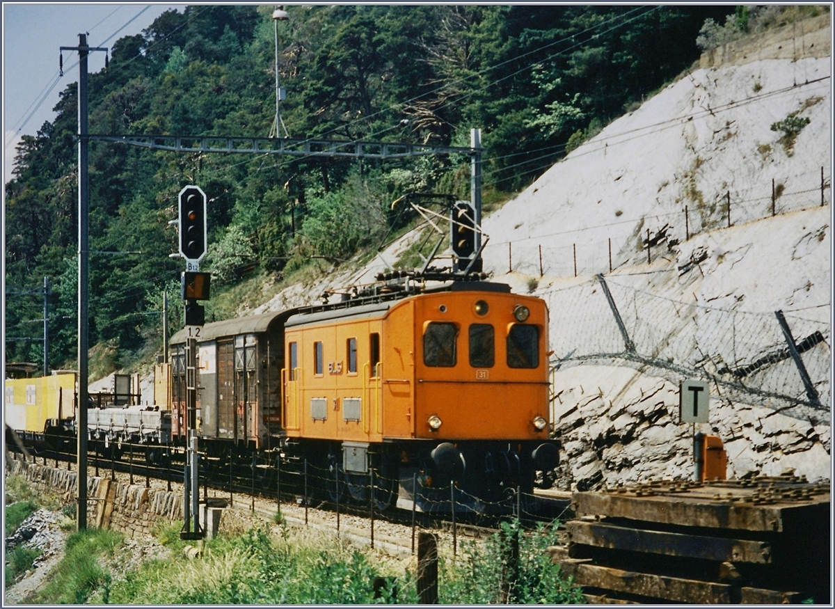 Im Archiv gefunden: die BLS Te 2/4 31 bzw. Te 215 031-6 beim Rangieren in Hohtenn.
Analoges Bild/Juni 1996