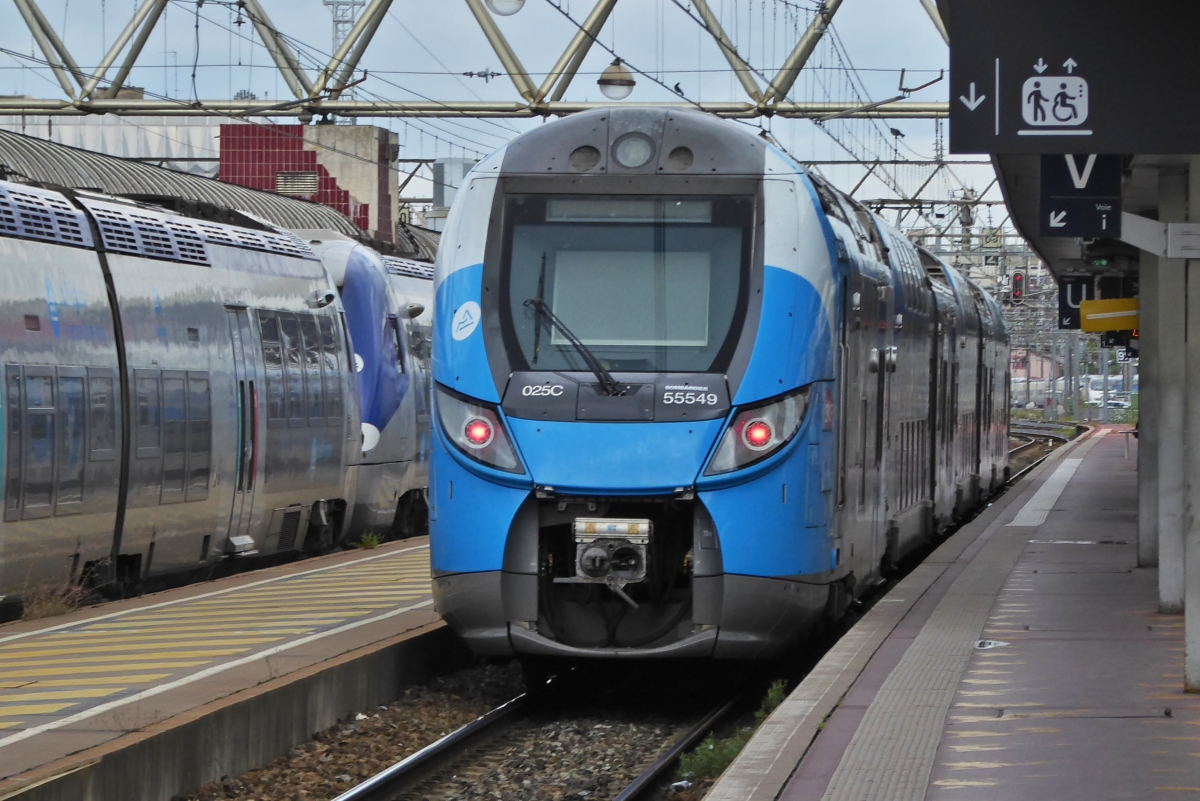 Im Bahnhof von Lyon Part Dieu, verlässt gerade der Triebzug 55549 den Bahnsteig in eine mir unbekannt gebliebene Richtung. 15.09.2022