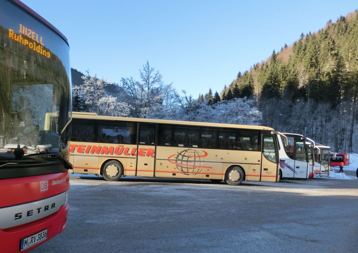Im Bildzentrum: Setra S 315 GT von Steinm�ller Reisen, Waldkraiburg (heute: Hofstetter Reisen, Bad Endorf). Der aus Frankreich stammende Kombibus ist vom Baujahr 1995, verf�gt �ber 57+1 Sitzpl�tze (EC-Schlafbestuhlung, kippbare Sitzbank am Mitteleinstieg) und als Antrieb �ber einen V6 Typ MB OM 441 LA mit 250 kW (340 PS) sowie ein pneumatisches Schaltgetriebe mit acht G�ngen ( Doppel-H-Schaltung ), Typ ZF 8 S-180. Anfang 2014 wurde der Bus an Hogger Reisen aus Freilassing abgegeben.
Links im Vordergrund: Setra S 415 UL (Baujahr 2008) der RVO (DB Oberbayernbus), Wagennr. M RV 3836, auf der Linie 9506 in Richtung Ruhpolding/Inzell.
Die Aufnahme entstand am 14. 12. 2013 am Seegatterl bei Reit im Winkl.