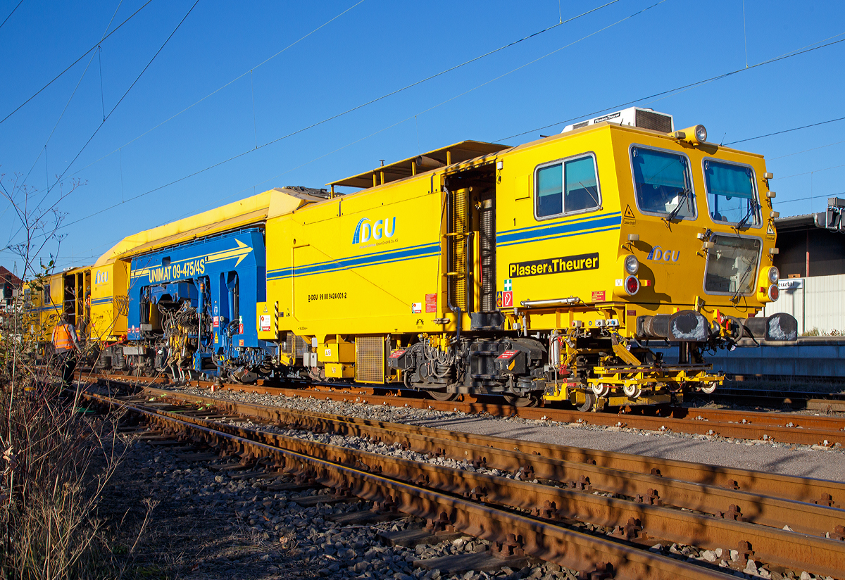 Im Einsatz die Plasser & Theurer Universalstopfmaschine Unimat 09-475/4S (Schweres Nebenfahrzeug Nr. D-DGU 99 80 9424 001-2; EBA 08 D04 A005) der DGU - Deutsche Gleisbau Union (Koblenz) am 17.11.2018 beim Bahnhof Kreuztal.

Der UNIMAT 09-475/4S wurde 2011 von Plasser & Theurer unter der Masch. Nr. 1358 gebaut.

TECHNISCHE DATEN der Unimat 09-475/4S:
Spurweite: 1.435 mm
Lnge ber Puffer: 31.540 mm
Drehzapfenabstnde: 6.400 mm / 3.500 mm / 14.000 mm
Achsabstnde im Drehgestell: 1.800 mm
Lauf- und Triebraddurchmesser: 920 mm (neu)
Anzahl der Achsen: 8
Gesamtwicht: 122,6 t
Anhngelast: 50 t
Hchstgeschwindigkeit: 100 km/h
kleinster befahrbarer Radius: R 150
zul. Streckenklasse: D4 und hher
zur Mitfahrt zugelassene Personen: 5