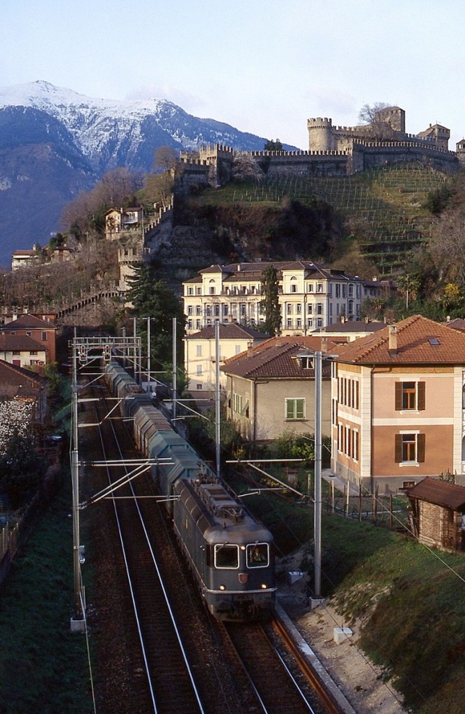 im Mrz 1993 durchfhrt eine Re 6/6 mit einem Gterzug Bellinzona