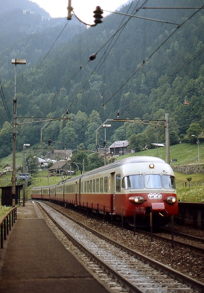 Im Mai 1980 f�hrt ein RAe TEE II als TEE  Gottardo  auf dem Weg nach Mailand nach Z�rich durch Intschi