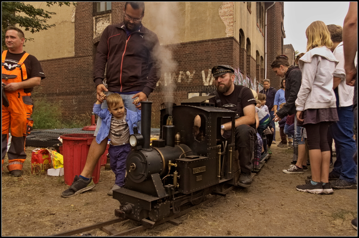 Im Maßstab 1:4 und 1:3,3 gibt es die kleine Dampflokomotive  Franziska , die vom Hersteller Konrad Thul e.K aus Mönchengladbach als Bausatz angeboten wird. Beim 15. Berliner Eisenbahnfest am 15.09.2018 war die Lok für die kleinen Besucher genau das richtige um  mal eine Runde  mit zu fahren.
<br><br>
Die Dampflok wird vom ersten Wagen bedient, der dafür einen Stirnausschnitt hat. Die Lok besitzt einen verschraubten Rahmen, die Achsen laufen in Fettschmierung. Eine Achse ist mit Exzenterlaufringen für Achsspeisepumpen ausgerüstet. Der Kessel fasst 17 Liter Wasser, der Aschekasten ist klapp- und herausnehmbar. Einige technische Daten: Spurweite 184 mm, LüP 1050 mm, kleinster Radius 4 m, Zylinderdurchmesser 45 mm, Druck 8 bar, Wasservorrat 12 Liter, Gewicht 135 kg, Preis ca. 19800,00 Euro (Fertigmodell).
