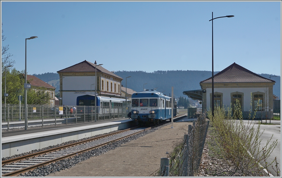 Im neu gestalteten Bahnhof von Morteau umfährt der  Assosiation l'autrail X2800 du Haut Doubs  X 2816 seinen Beiwagen und sorgt mit diesem Rangiermanöver für ein paar zusätzliche Bilder. 16. April 2022