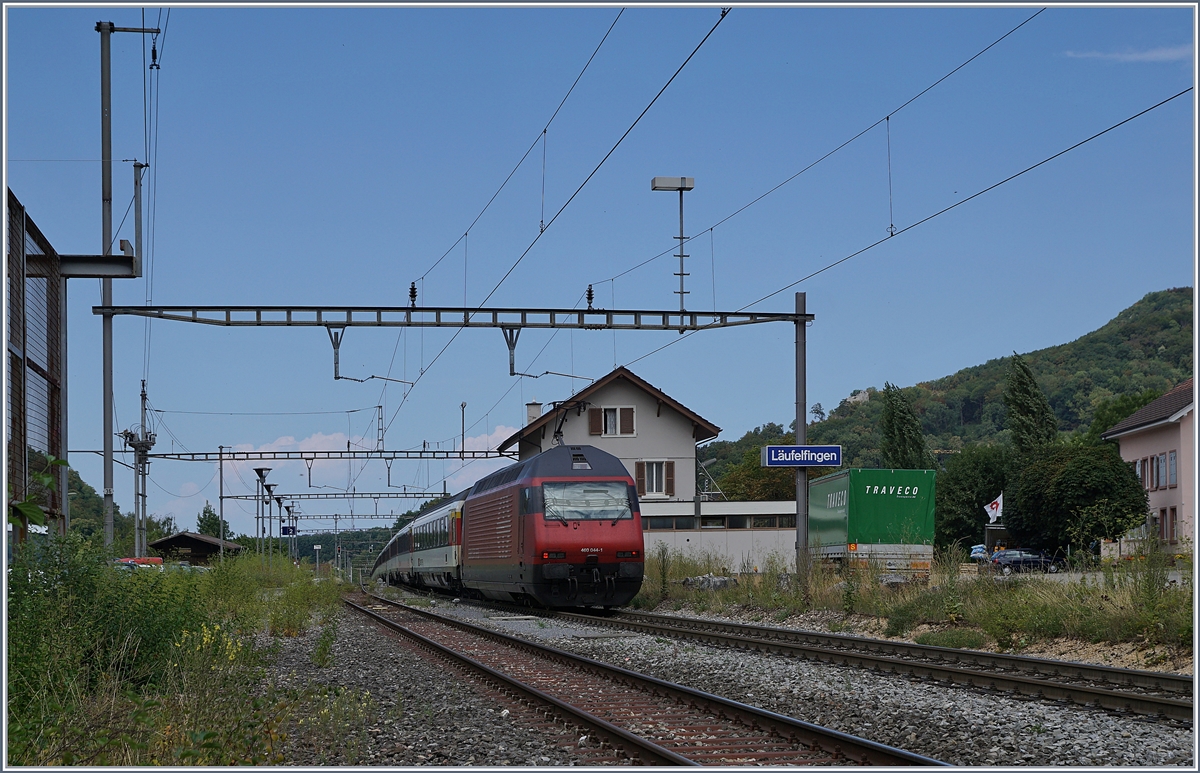 Im Sommer 2018 standen unter anderem auch auf der Hauensteinlinie Baumassnahmen an, so dass die  Alte Hauensteinlinie  in den Genuss von Umleitungsverkehr kam: Eine SBB Re 460 ist in Läuffelfingen auf der Fahrt in Richtung Basel SBB. 

7. August 2018