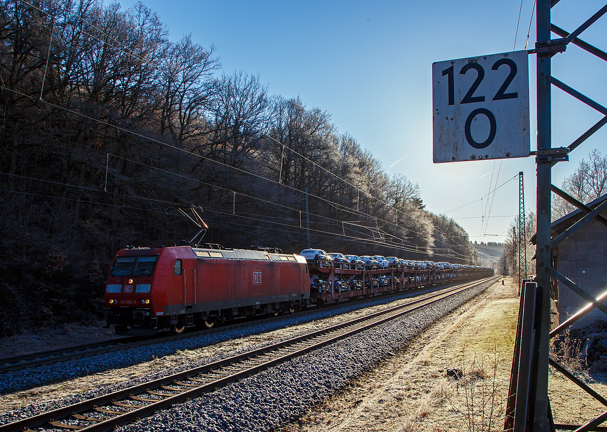 Im starken Gegenlicht, die Sonne konnte ich hinter der km-Tafel  verbergen....
Die 185 082-5 (91 80 6185 082-5 D-DB) der DB Cargo AG fährt am kalten Vormittag des 21.12.2021, mit einem sehr langen Autotransportzug der DB Cargo Logistics GmbH, durch Dillbrecht in Richtung Ruderdorf. Die Lok hatte, durch die vereiste Oberleitung, mächtig viel Bügelfeuer, was ich aber nicht auf Bild brachte (ist aber auch schwer).

Die TRAXX F140 AC1 wurde 2002 bei Bombardier in Kassel unter der Fabriknummer 33497 gebaut. 
