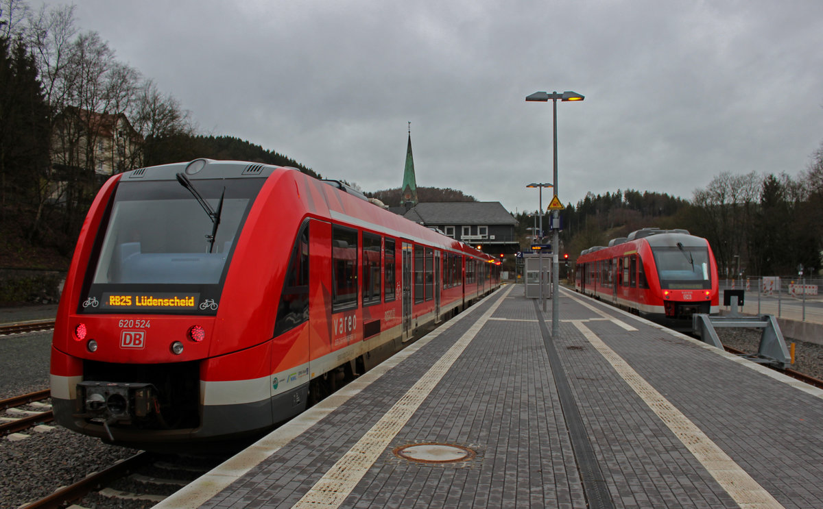 Im umgebauten Bahnhof von Br�gge treffen am 01.01.2018 620 024 aus K�ln und 648 105 auf dem Weg nach Dortmund aufeinander.