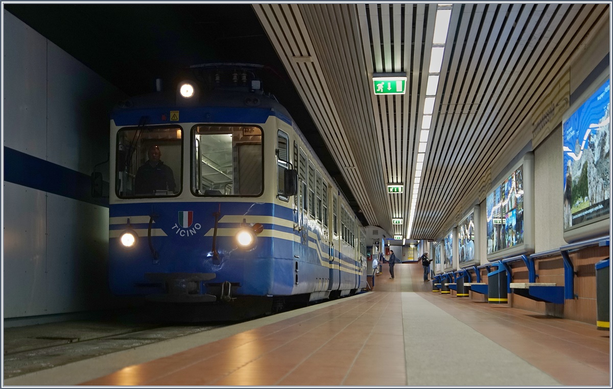 Im unterirdischen Bahnhof der SSIF wartet der ABe 8/8 22 Ticino auf die Abfahrt als Regionalzug 245 nach Re. 
11. März 2017 