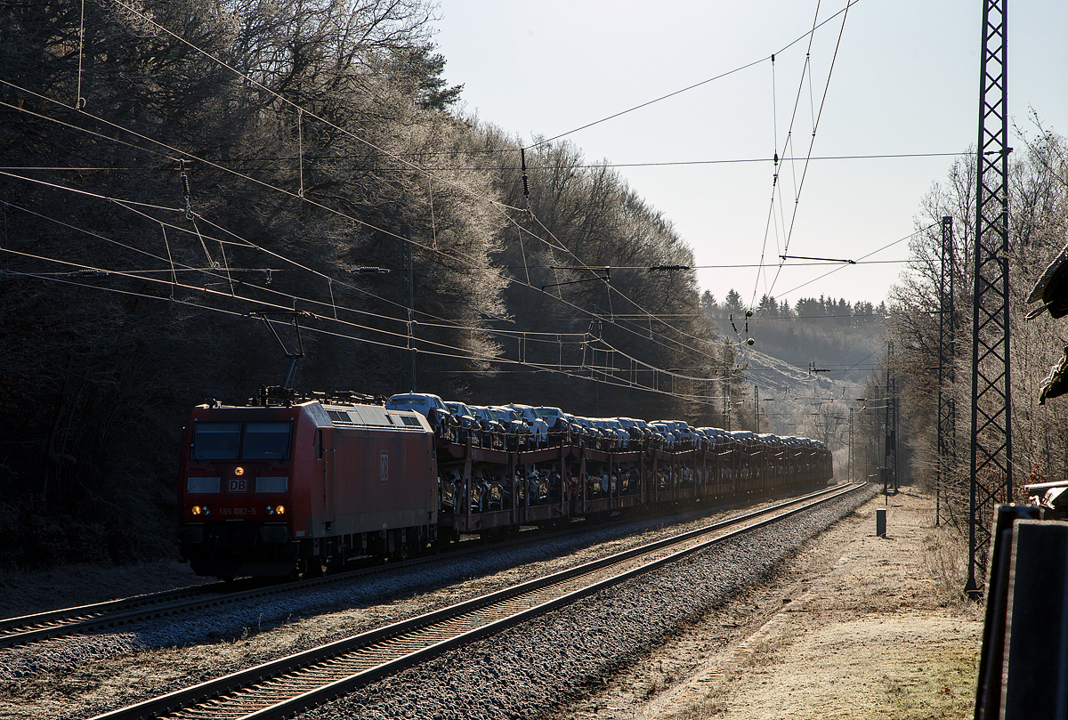 Im vollen Gegenlicht an einem kalten Vormittag....
Die 185 082-5 (91 80 6185 082-5 D-DB) der DB Cargo AG fährt am 21.12.2021, mit einem sehr langen Autotransportzug der DB Cargo Logistics GmbH, durch Dillbrecht in Richtung Ruderdorf. Die Lok hatte, durch die vereiste Oberleitung, mächtig viel Bügelfeuer, was ich aber nicht auf Bild brachte (ist aber auch schwer).

Die TRAXX F140 AC1 wurde 2002 bei Bombardier in Kassel unter der Fabriknummer 33497 gebaut. 