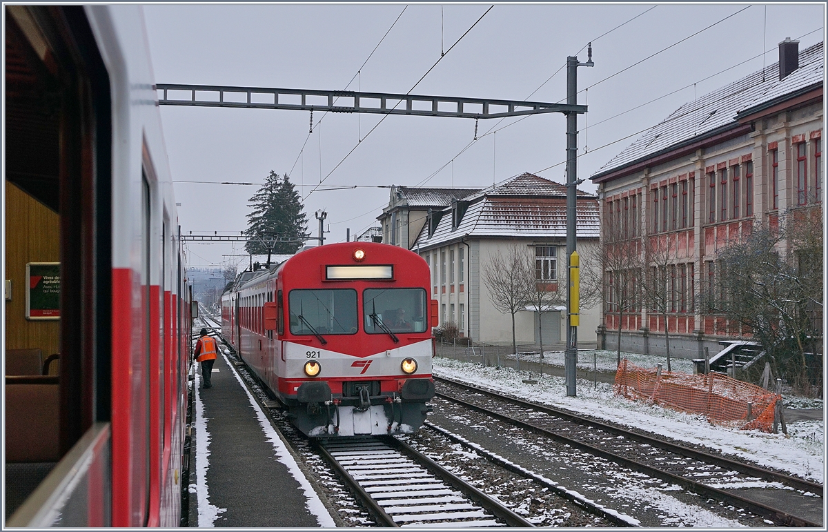 In Alle kreuzt unser Zug nach Bonfol den Gengenzug nach Porrentury, was einige Zeit in Anspruch nimmt, da der Bahnhof von Alle über Handweichen verfügt. 
11. Jan. 2019