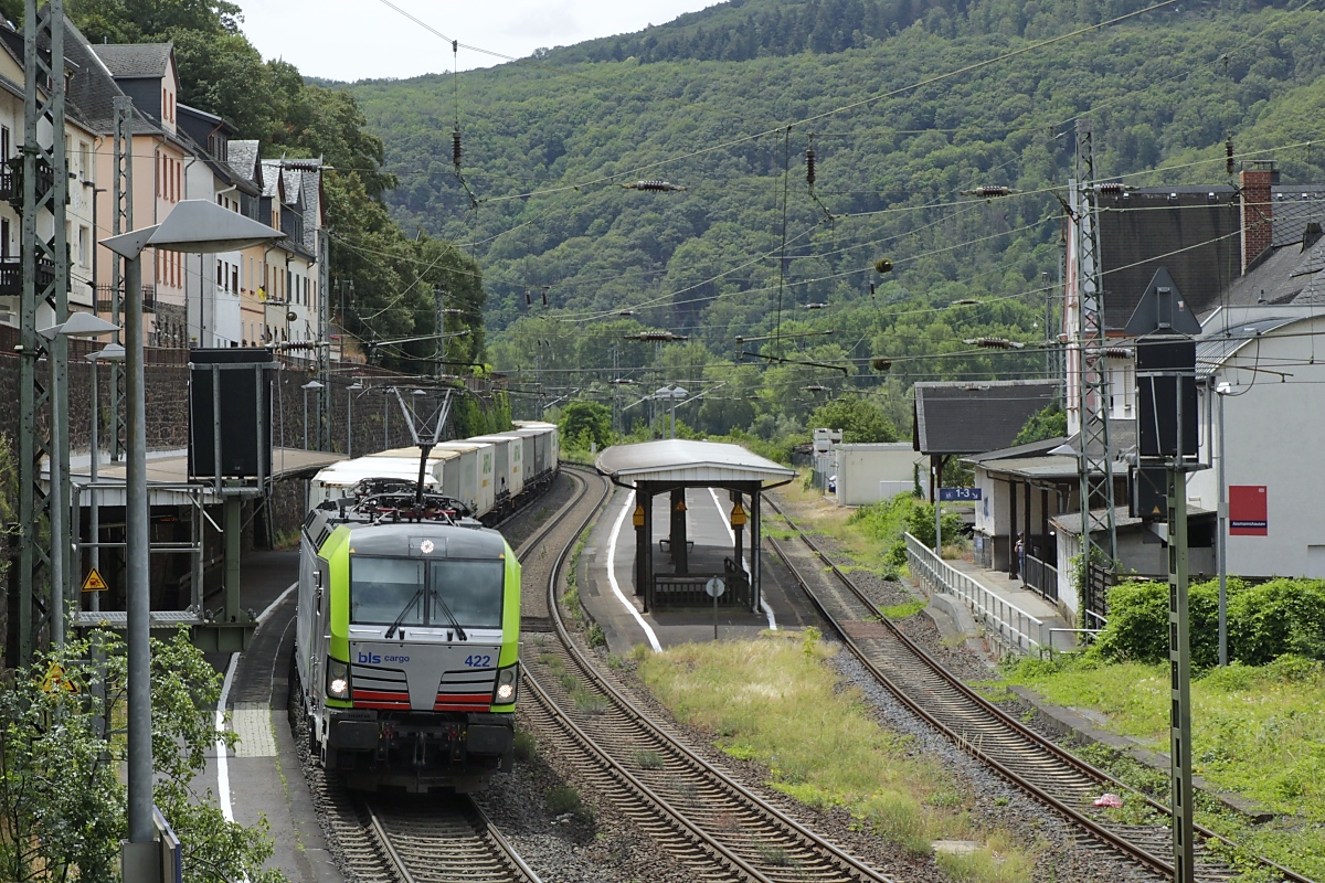 In Assmannshausen an der rechten Rheinstrecke legt sich die BLS Cargo-475 422-2 am 27.06.2023 auf ihrer Fahrt in Richtung Norden in die Kurve