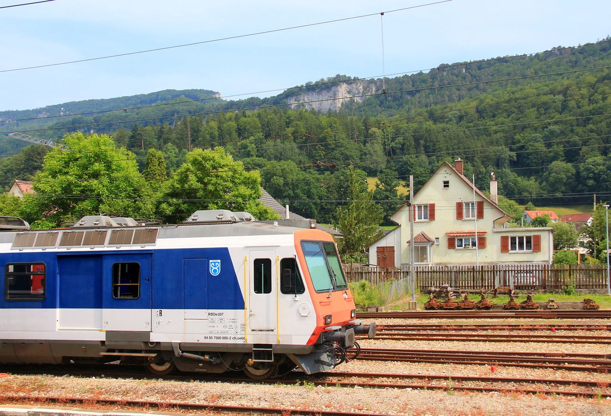 In Balsthal steht der mittlerweile an die OeBB abgegebene NPZ-Originaltriebwagen 560 000, der zugleich auch die OeBB-Nummer RBDe 207 trägt. 22.Juni 2017 