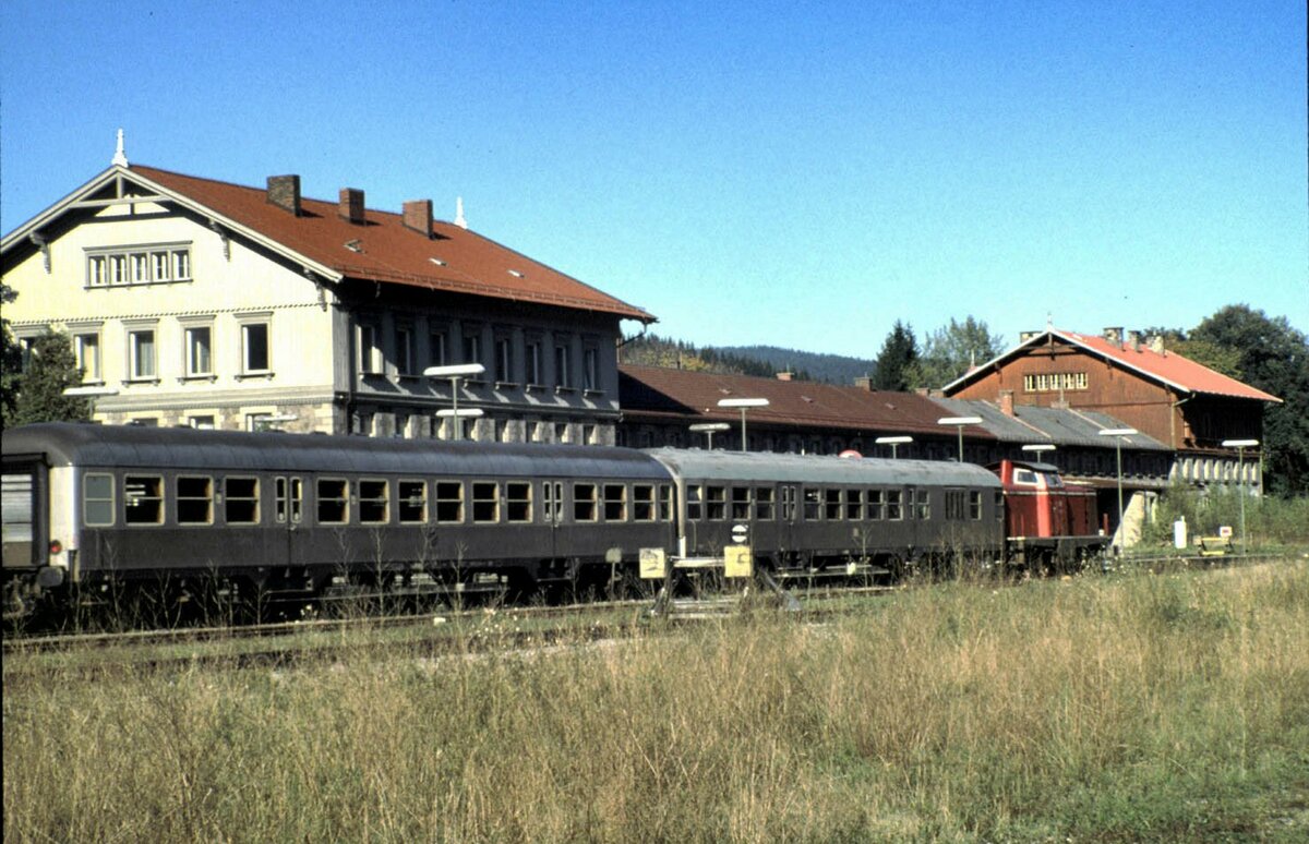 In Bayerisch Eisenstein ist ein Nahverkehrszug eingefahren, im Oktober 1989. Die 211 021-1 setzt f�r die R�ckfahrt an den beiden Silberlingen um.