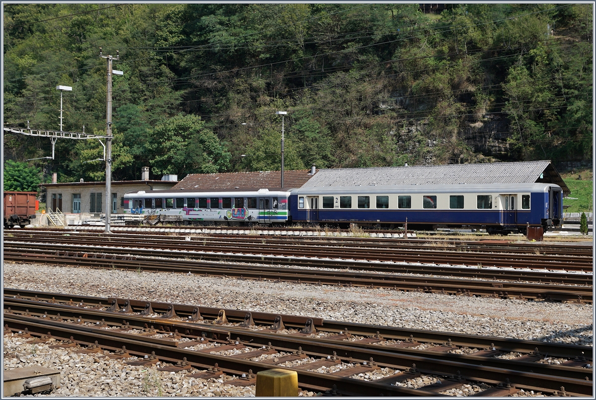 In Biasca steht neben eine Voralpenexpress-Wagen ein weiterer  Schlieren -Wagen, ein ABp (ex ÖBB, mit der Nummer 50 81 84-33 008-4. Sehr schön ist sind dabei die drei breiteren Fenster der Ersten Klasse gegenüber den fünd 2. Klasse Fenster zu erkennen. 

Beide Wagen, so glaube ich es jedenfalls zu erkennen, tragen die Besitzerabkürzung  DSF .  

13. Sept. 2020