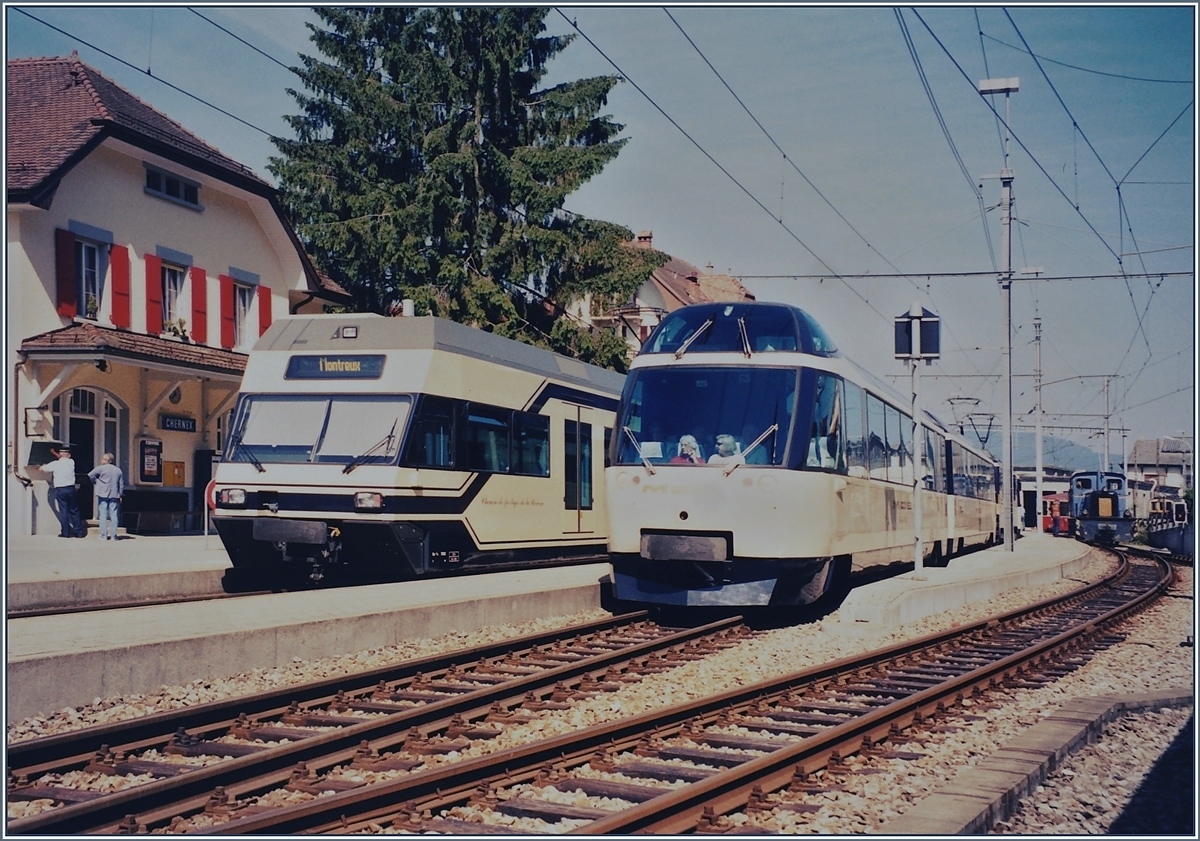In Chernex steht ein MVR (CEV) GTW Be 2/6 nach Montreux und auf Gleis zwei der MOB Crystal Panoramic Express in Richtung Zweisimmen. 

Juni 1999