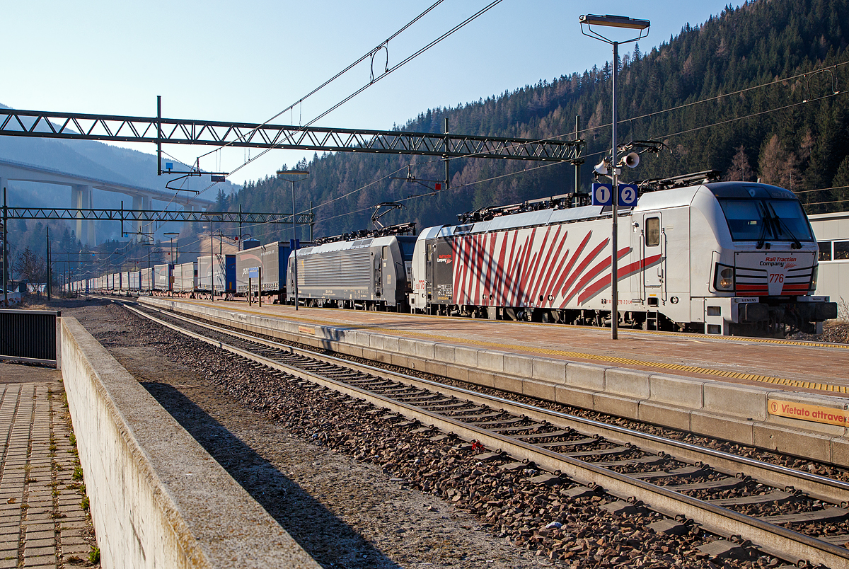 In Doppeltraktion ziehen die Siemens Vectron MS 193 776 (91 80 6193 776-2 D-LM) der Lokomotion und die an die vermietete Lokomotion Siemens ES64F4 -024 bzw. LZB 189 924-4 (91 80 6189 924-4 D-DISPO Class 189-VD) der MRCE Dispolok am 27.03.2022, einen Paneuropa-KLV-Zug (Verona – Hamburg), durch den Bahnhof Gossensaß/Colle Isarco in Richtung Brenner/Brennero.

Die Siemens Vectron MS wurde 2017 von Siemens Mobilitiy in München-Allach unter der Fabriknummer 22213 gebaut und an die Lokomotion Gesellschaft für Schienentraktion mbH (Lokomotion Rail). Sie hat die Zulassungen für Deutschland, Österreich und Italien. Hier trägt sie die Beschriftung und Farbgebung italienischen RTC-  Rail Traction Company SpA, die mit 30% an Lokomotion beteiligt ist.

Die ES64F4 -024 der MRCE Dispolok GmbH wurde 2006 von Siemens Mobilitiy in München-Allach unter der Fabriknummer 21237 gebaut. Sie ist in der Variante D ausgeführt und hat so die Zulassungen für Deutschland, Österreich, Italien, Slowenien und Kroatien. 

Die Lokomotion Gesellschaft für Schienentraktion mbH (Lokomotion Rail) ist ein privates Eisenbahnverkehrsunternehmen mit Sitz in München. Das im Jahr 2000 gegründete Unternehmen übernimmt internationale Verkehrsleistungen von und nach Deutschland, Österreich und Italien. Die zwei großen Drehkreuze des Unternehmens befinden sich in München und Verona. An der Lokomotion GmbH sind die DB Cargo AG mit 30%, Brenner Schienentransport AG mit 20%, Kombiverkehr GmbH & Co. KG mit 20% und die Rail Traction Company SpA mit 30% beteiligt.