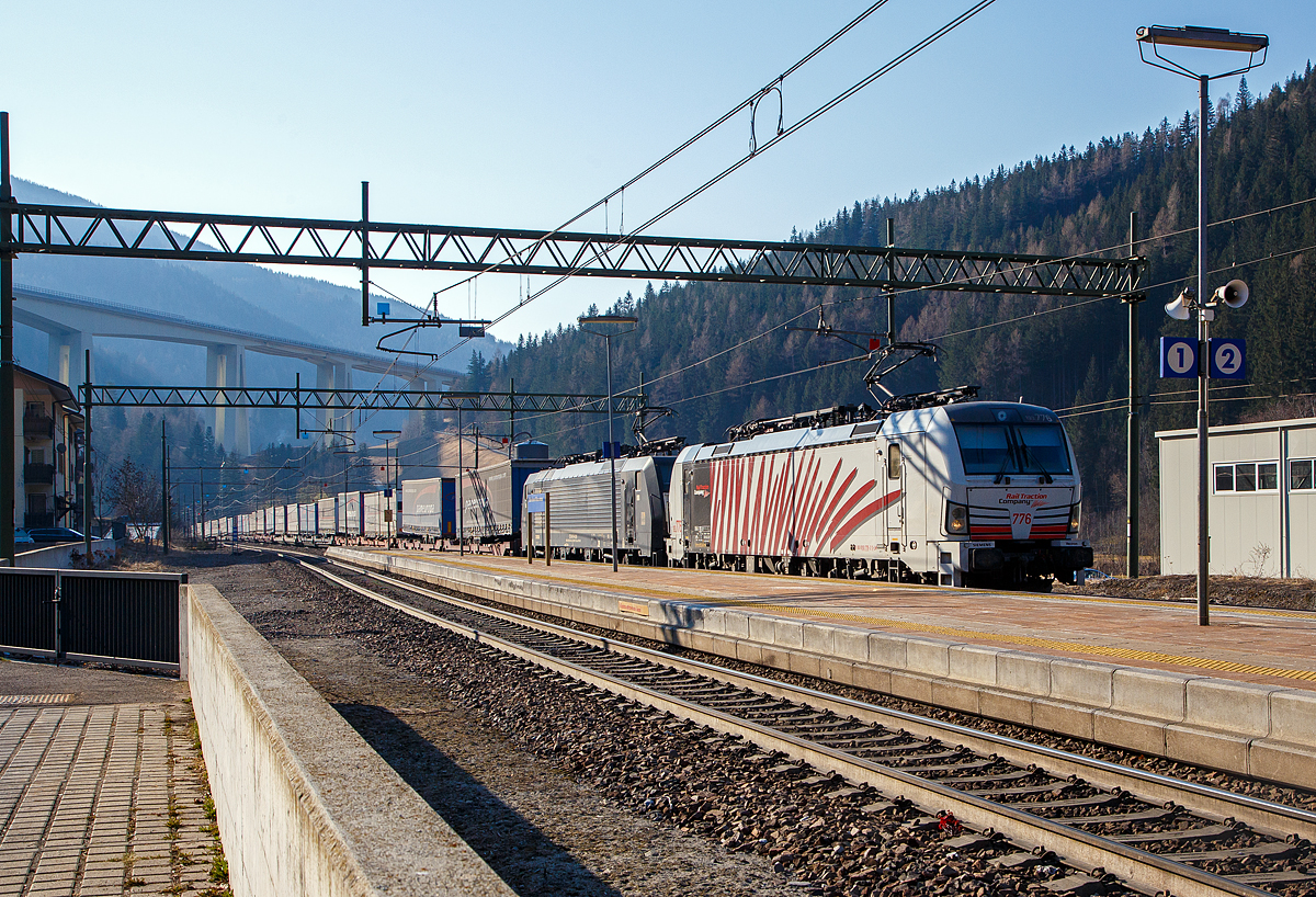 In Doppeltraktion ziehen die Siemens Vectron MS 193 776 (91 80 6193 776-2 D-LM) der Lokomotion und die an die vermietete Lokomotion Siemens ES64F4 -024 bzw. LZB 189 924-4 (91 80 6189 924-4 D-DISPO Class 189-VD) der MRCE Dispolok am 27.03.2022, einen Paneuropa-KLV-Zug (Verona – Hamburg), durch den Bahnhof Gossensaß/Colle Isarco in Richtung Brenner/Brennero.

Die Siemens Vectron MS wurde 2017 von Siemens Mobilitiy in München-Allach unter der Fabriknummer 22213 gebaut und an die Lokomotion Gesellschaft für Schienentraktion mbH (Lokomotion Rail). Sie hat die Zulassungen für Deutschland, Österreich und Italien. Hier trägt sie die Beschriftung und Farbgebung italienischen RTC-  Rail Traction Company SpA, die mit 30% an Lokomotion beteiligt ist.

Die ES64F4 -024 der MRCE Dispolok GmbH wurde 2006 von Siemens Mobilitiy in München-Allach unter der Fabriknummer 21237 gebaut. Sie ist in der Variante D ausgeführt und hat so die Zulassungen für Deutschland, Österreich, Italien, Slowenien und Kroatien. 

Die Lokomotion Gesellschaft für Schienentraktion mbH (Lokomotion Rail) ist ein privates Eisenbahnverkehrsunternehmen mit Sitz in München. Das im Jahr 2000 gegründete Unternehmen übernimmt internationale Verkehrsleistungen von und nach Deutschland, Österreich und Italien. Die zwei großen Drehkreuze des Unternehmens befinden sich in München und Verona. An der Lokomotion GmbH sind die DB Cargo AG mit 30%, Brenner Schienentransport AG mit 20%, Kombiverkehr GmbH & Co. KG mit 20% und die Rail Traction Company SpA mit 30% beteiligt.