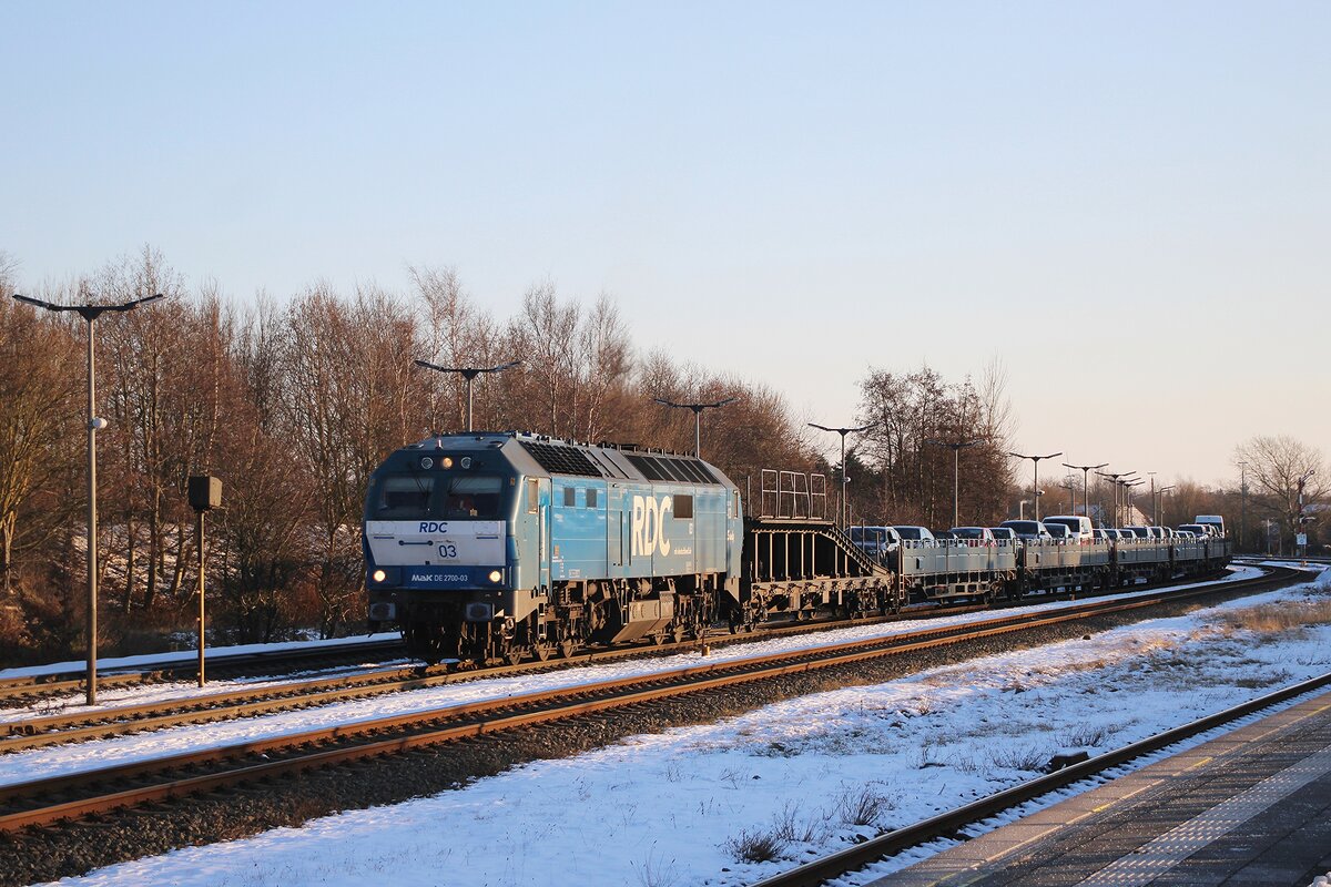 In herrlichen Beleuchtung steht RDC DE 2700-03 mit der Sylt-Shuttle nach Westerland (Sylt) in Niebüll am 14 Februar 2026.