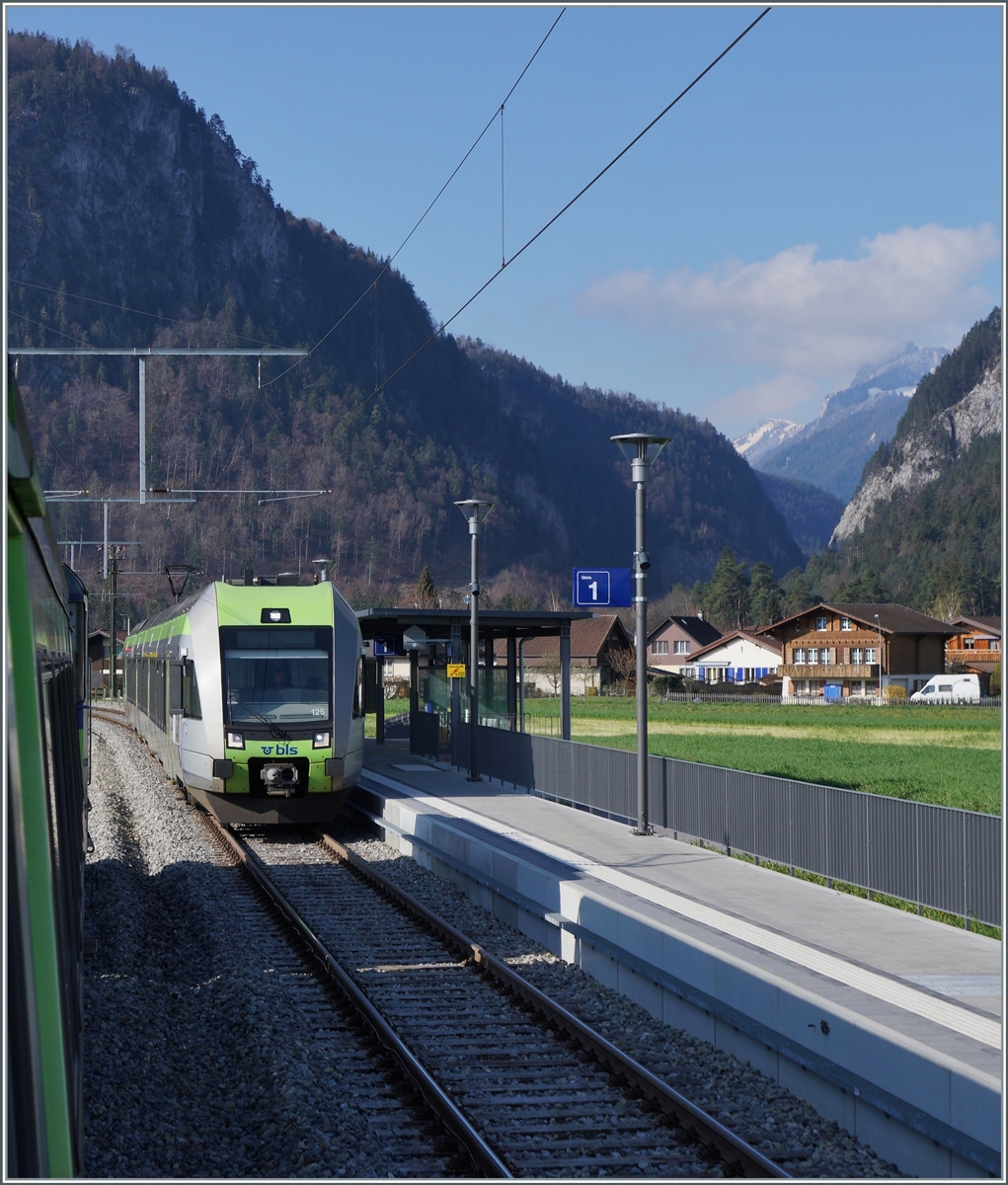 In kurz nach Spiez, in Eifeld kreuzt der RE nach Zweisimmen den BLS RABe 535 125 der als  Regionalzug/Regioexpress von Zweisimmen nach Bern unterwegs ist.
Im Hintergrund der Schmale  Eingang  ins Simmental. 

14. April 2021