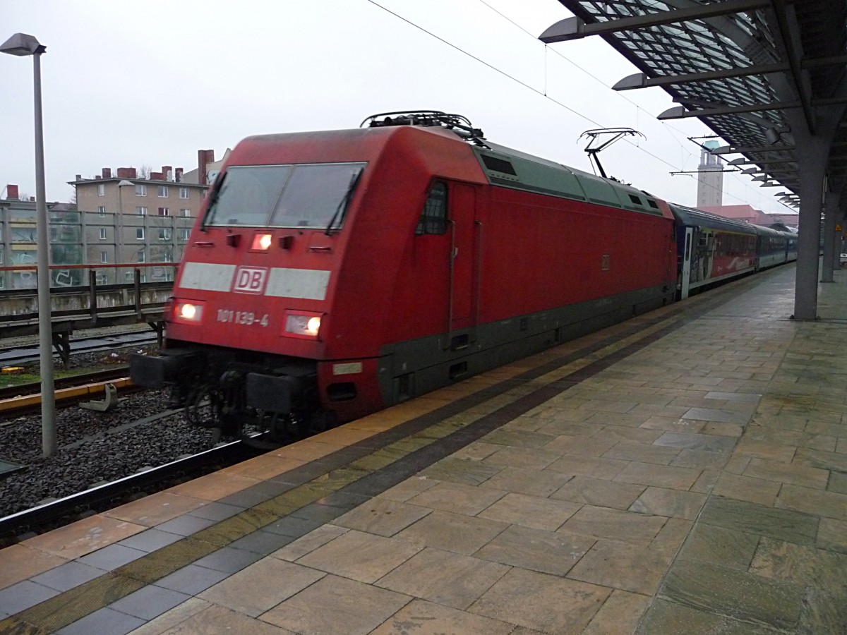 In Richtung Hamburg ist 101 139 mit ihrem EC aus Prag unterwegs. Hinter der Lok luft ein Wagen mit  vlakem na EURO -Werbung. 16.1.14; Spandau