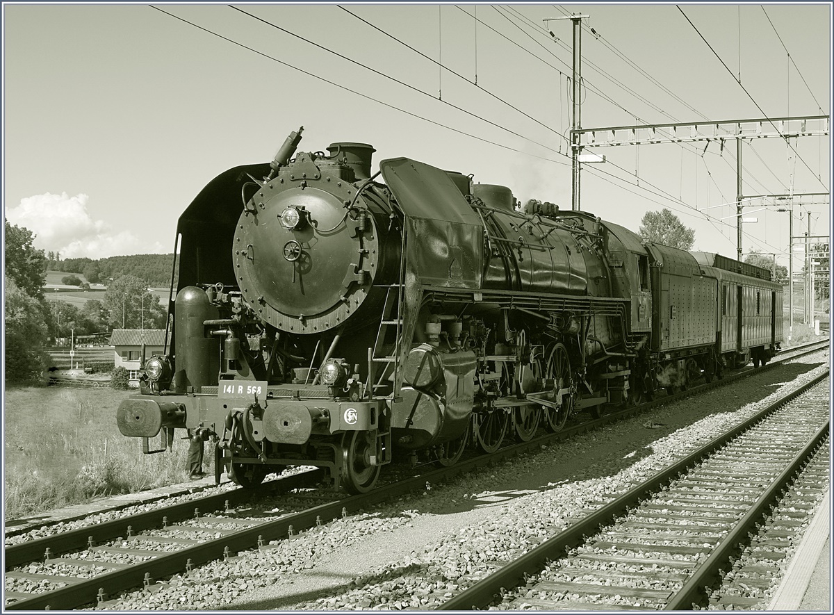 In Romont bekommt die SNCF 141 R 568 auf ihrer Rundfahrt von Vallorbe über Payerne, Bern und Lausanne noch einmal Wasser, zwar geht es bis Lausanne stetig bergab, doch ab Daillens gilt es die Jurahöhne zu überwinden, um dann am Abend im Heimatdepot Vallorbe anzukommen.
Die Lok mit der Achsfolge 1-D-1 wurde 1945 von Baldwin gebaut, ist 137 Tonnen schwer und 100 km/h schnell. Bei der SNCF war die Lok im Dépôt Belfort beheimatet. Heute kümmert sich die  Assocaiaton 141R568  um die Lok. 
2. Juni 2018