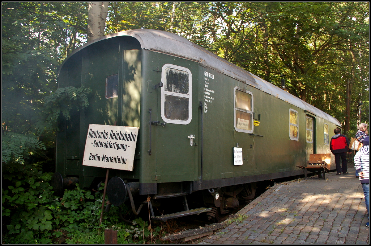 In seiner aktiven Zeit war der Bahnpostwagen MKB 31 / DBP 6189 K�l Post e zwischen dem Postbahnhof am Ostbahnhof in Ost-Berlin und dem Bahnpostamt 77 am Gleisdreieck in West-Berlin eingesetzt. Seit 2001 steht der Wagen im Bahnhof Sch�now der AG M�rkische Kleinbahn e.V. als Dienstwagen zur Verf�gung