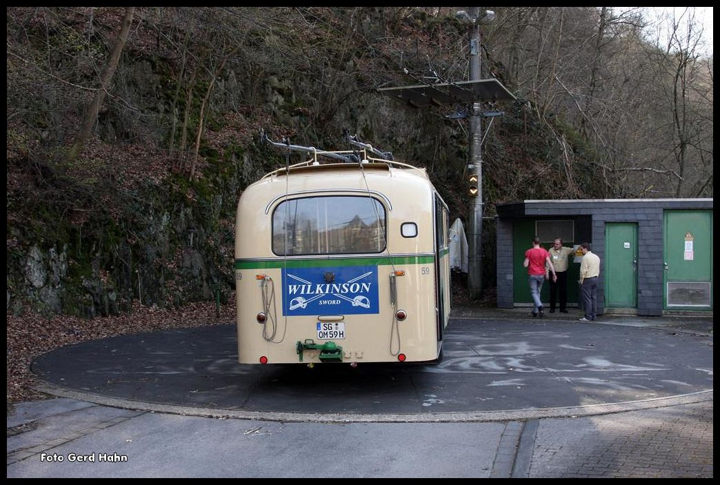 In Solingen Burg gibt es die einzige Bus Drehscheibe in Deutschland. Die fehlende Wendem�glichkeit f�r die alten Busse machte diese Konstruktion erforderlich. Sie wird heute noch wie hier am 12.5.2015 von dem Oldtimer Bus Nr. 59 regelm��ig bei seinen Sondereins�tzen genutzt. Hier ist der Bus gerade auf die Scheibe gefahren.
Das Lichtsignal im Hintergrund zeigt an, ob der Bus richtig steht.