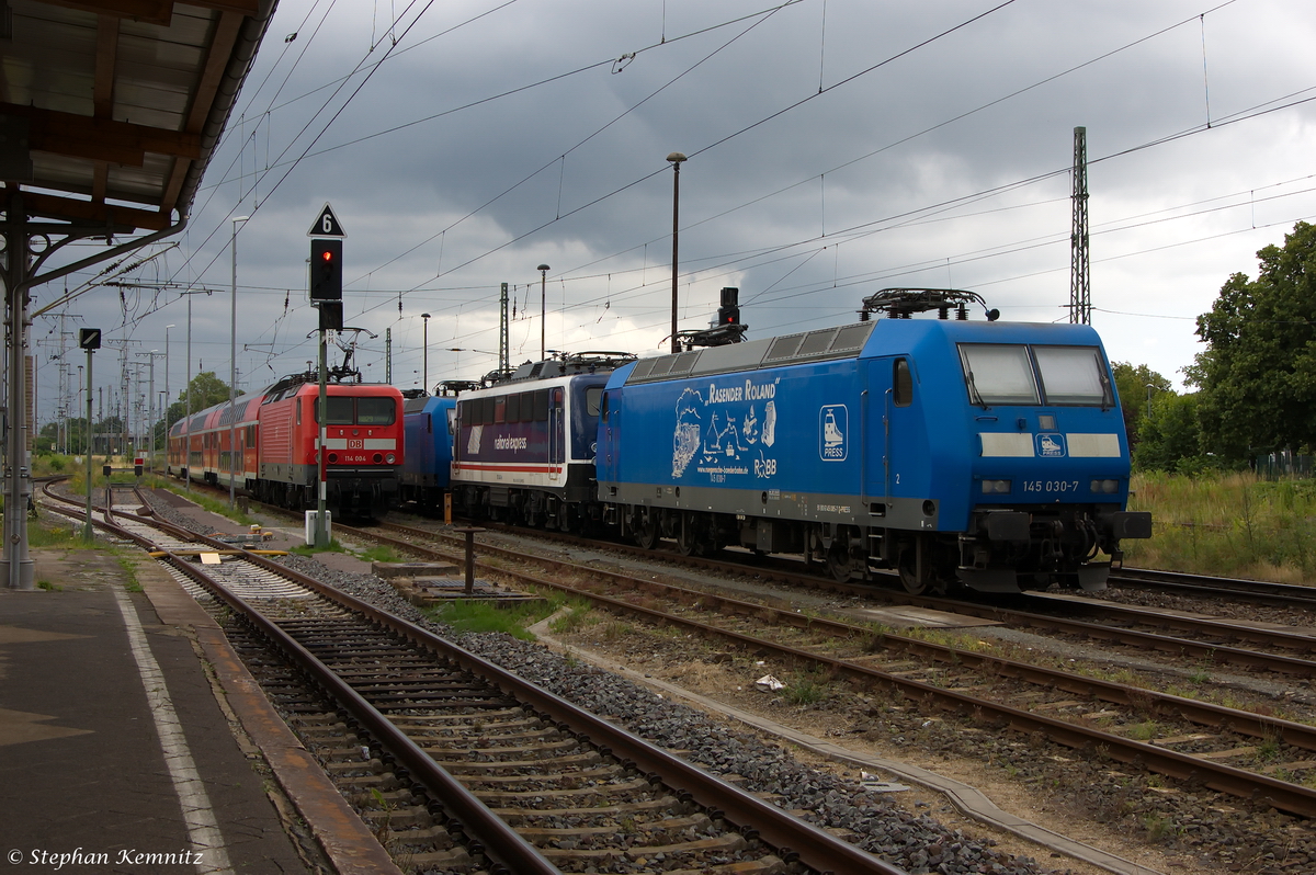 In Stendal standen die 145 030-7, 110 043-6, 145 023-6 der PRESS und die 114 004-5 mit ihrer Dostos Garnitur abgestellt. 29.06.2014