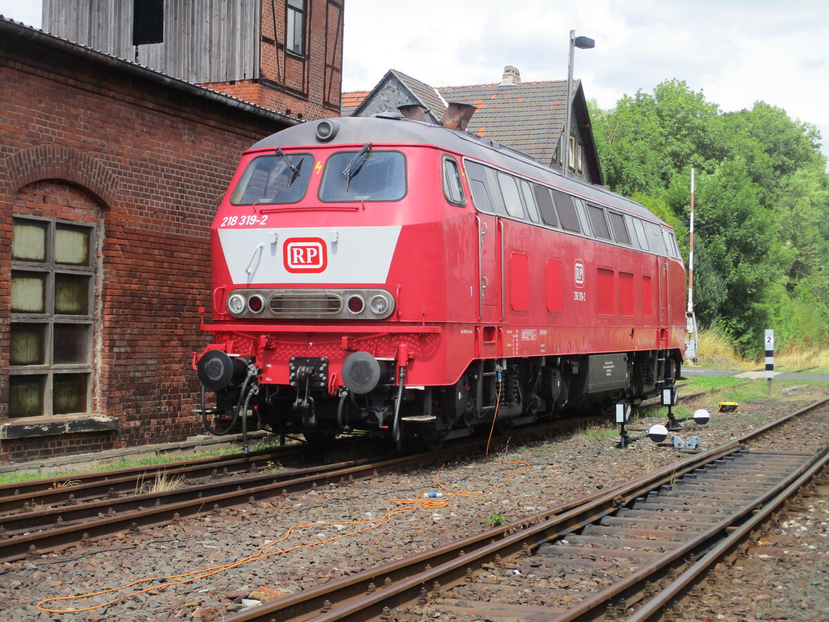 In Thüringen trifft man des öfteren eine RPRS 218 an.Am 17.Juli 2025 war es die 218 319 die neben dem Lokschuppen in Schleusingen stand.