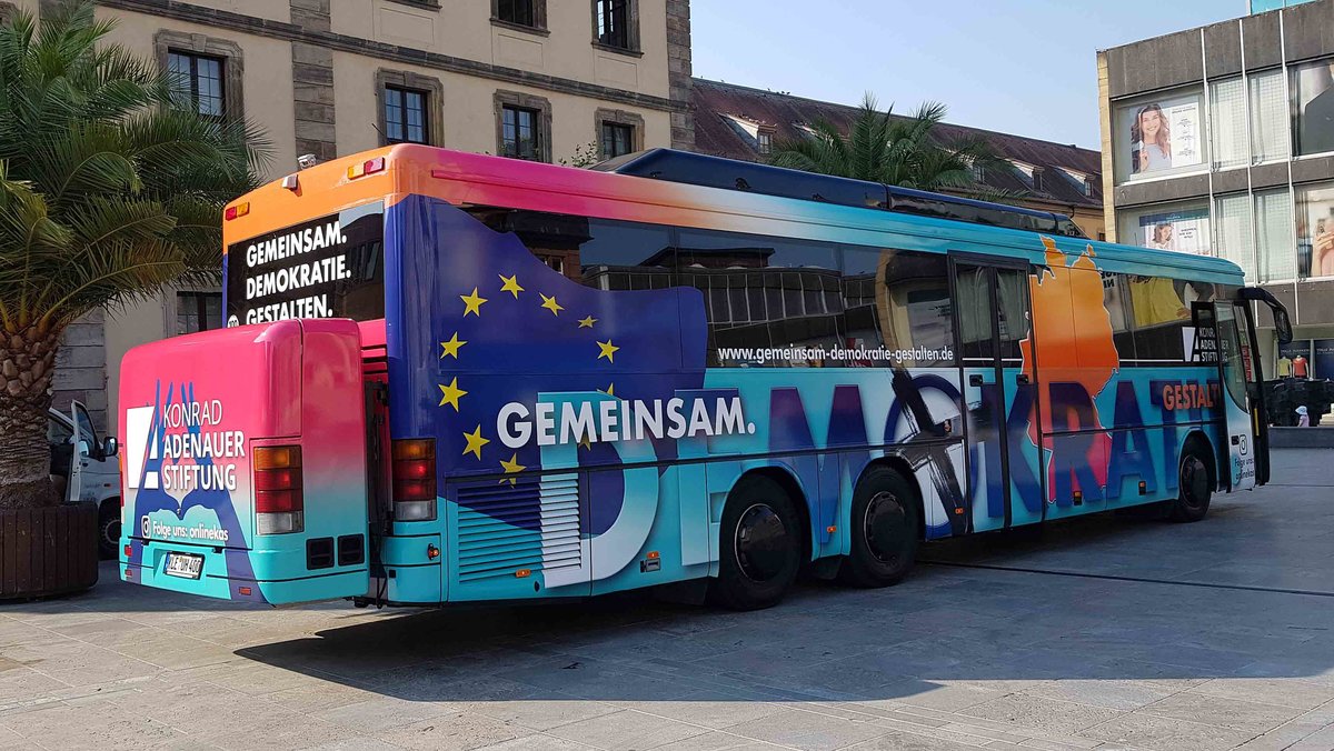 Infobus der Konrad-Adenauer-Stiftung steht auf den Universittsplatz in Fulda, 08-2020