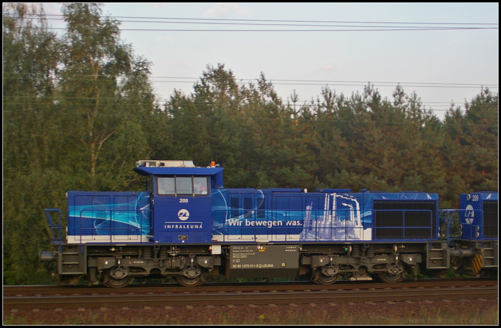 InfraLeuna 208 / 275 011-5  Wir bewegen was . Die Lok vom Typ Vossloh G1206, in der Profilansicht. Sie zog mit der Schwestermaschine IL 209 am 16.09.2014 einen Kesselwagen-Zug durch die Berliner Wuhlheide. Die Lok wurde 2009 gebaut und im Januar 2010 an die InfraLeuna GmbH ausgeliefert.
<br><br>
Profilseite: http://www.loks-aus-kiel.de/index.php?nav=1406157&id=65716&action=portrait