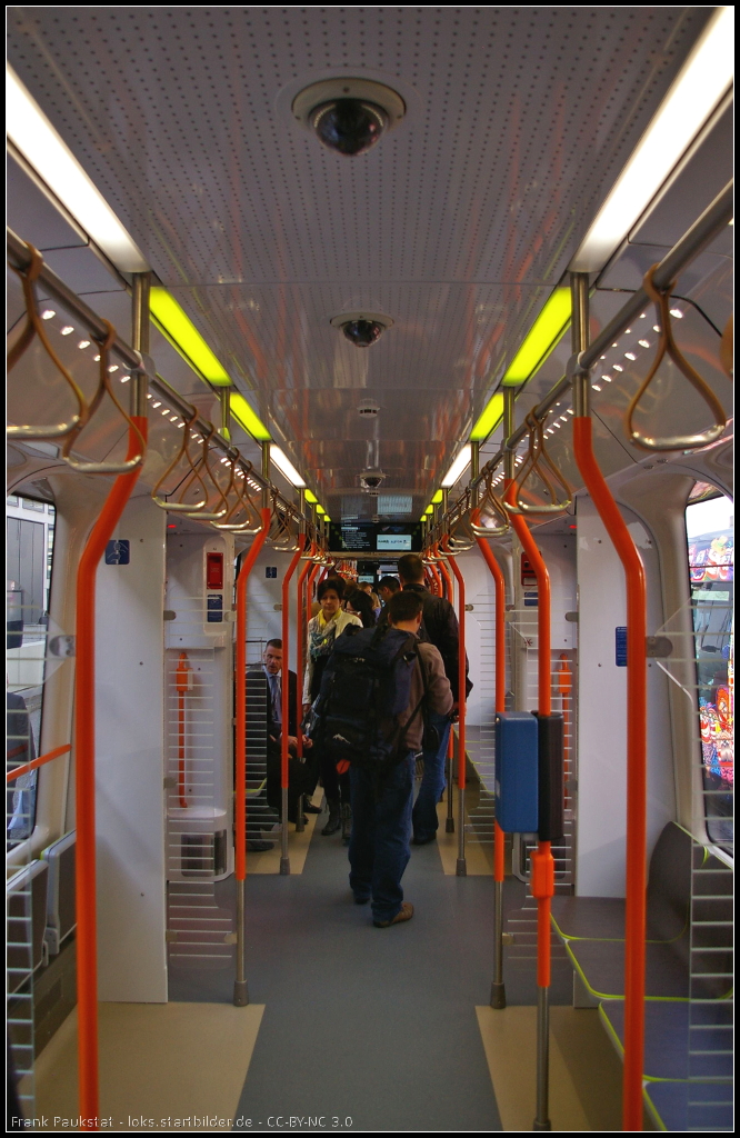 Innenraum mit Mehrzweckabteil des TW 3000 f�r die �stra in Hannover. Das Fahrzeug wurde von Vossloh Kiepe und HeiterBlick gebaut und stand auf der InnoTrans 2014 in Berlin