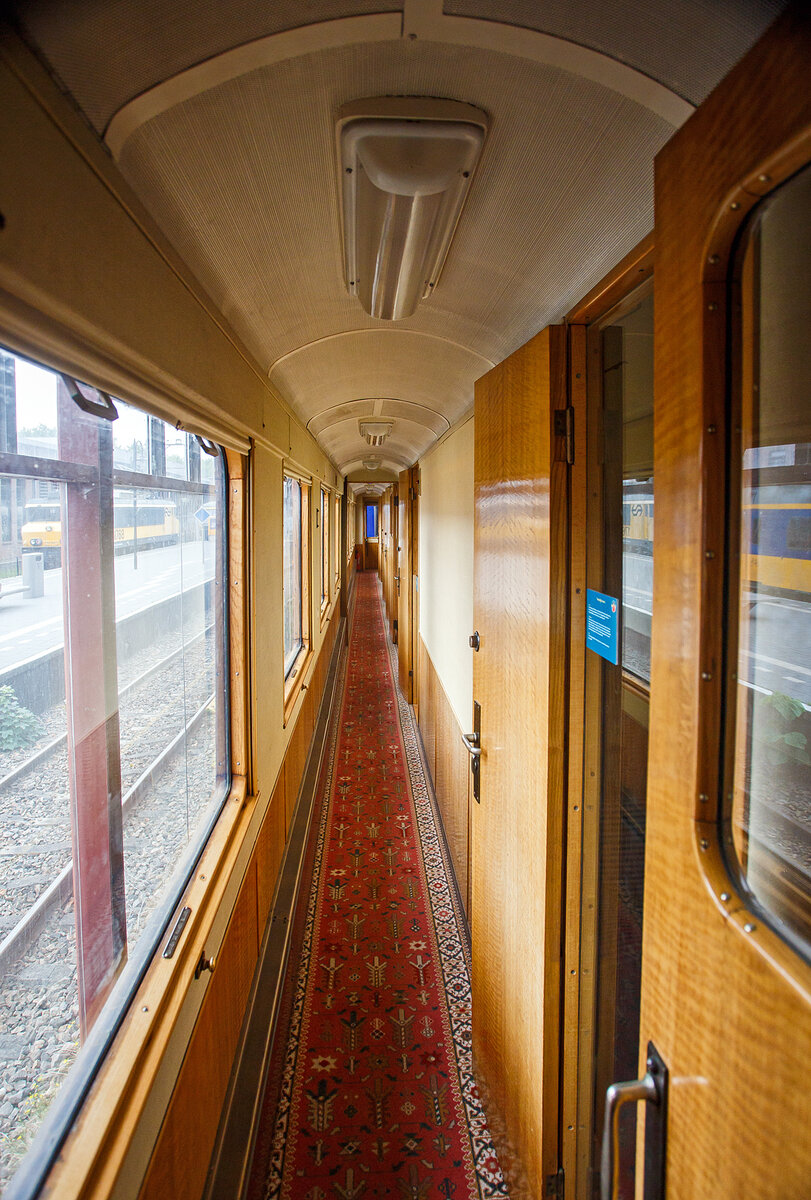 Innenraum/Interieur (Gang) des Salonwagen Prinz Bernhard Sr 8, NL-NS 61 84 89-30 002-9, vom kniglichen Zug „Koninklijke Trein“ (Hofzug) am 24. Juni 2025 im Het Spoorwegmuseum (bis 2005 NSM - Nederlands Spoorwegmuseum / Niederlndischen Eisenbahnmuseum) in Utrecht im ehemaligen Bahnhof Maliebaan. Sr steht fr Salonrijtuig in Deutsch Salonwagen.